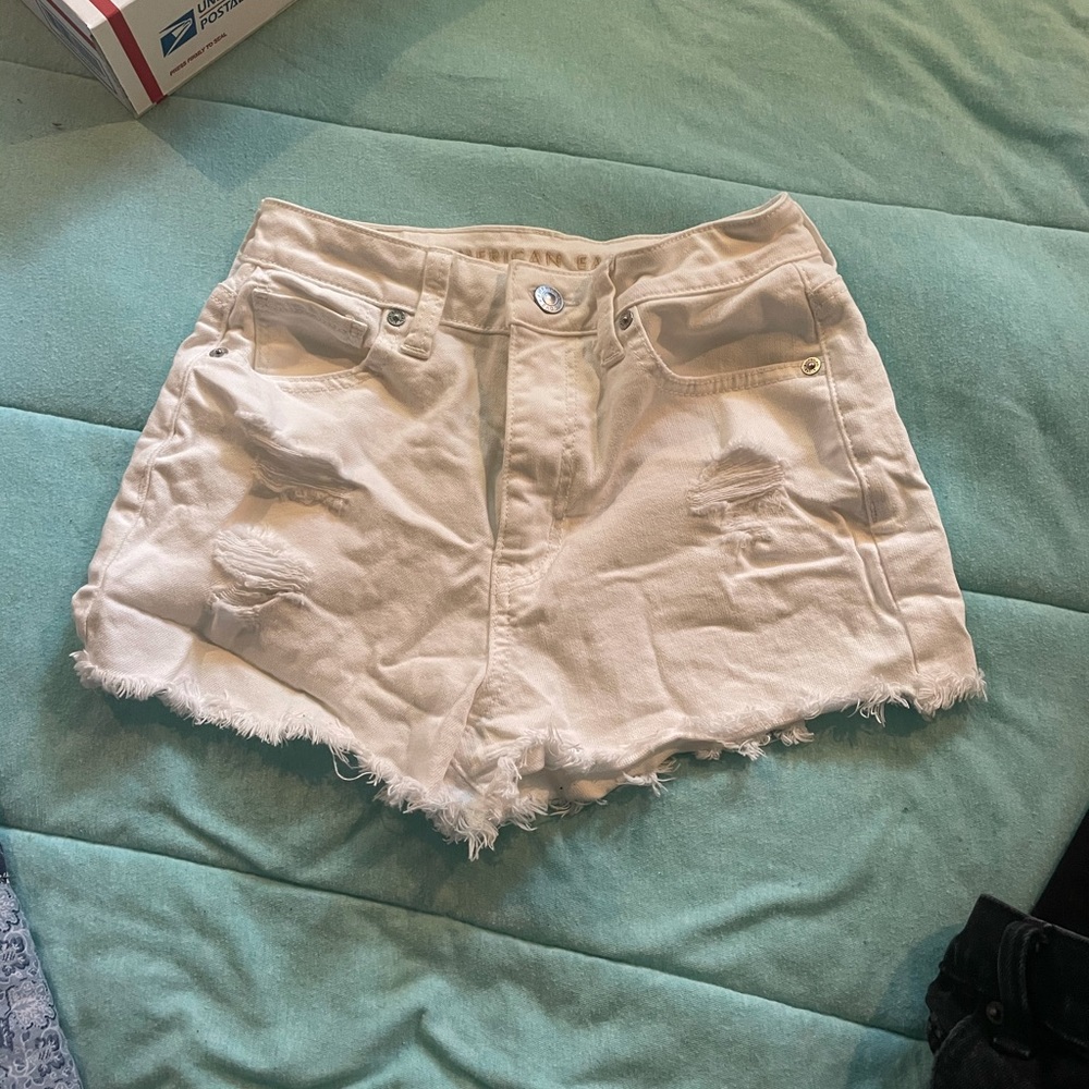 American Eagle Distressed White Mom Short 00